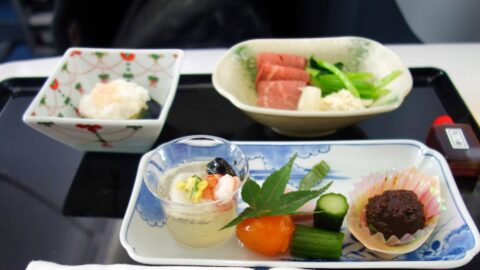 ANAとのビジネスクラス機内食対決はJALに軍配！機内販売の森伊蔵は抽選